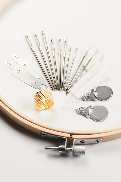 Ręcznie haftowane nici i igły na stole